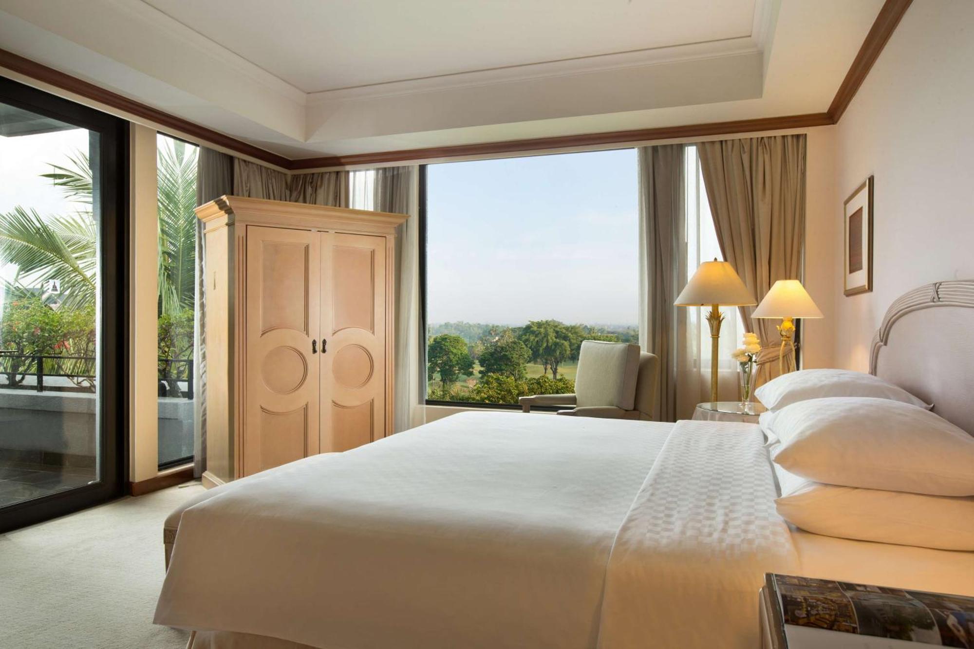 凯悦日惹酒店 斯勒曼 外观 照片 A bedroom at the Shangri-La Hotel, Kuala Lumpur