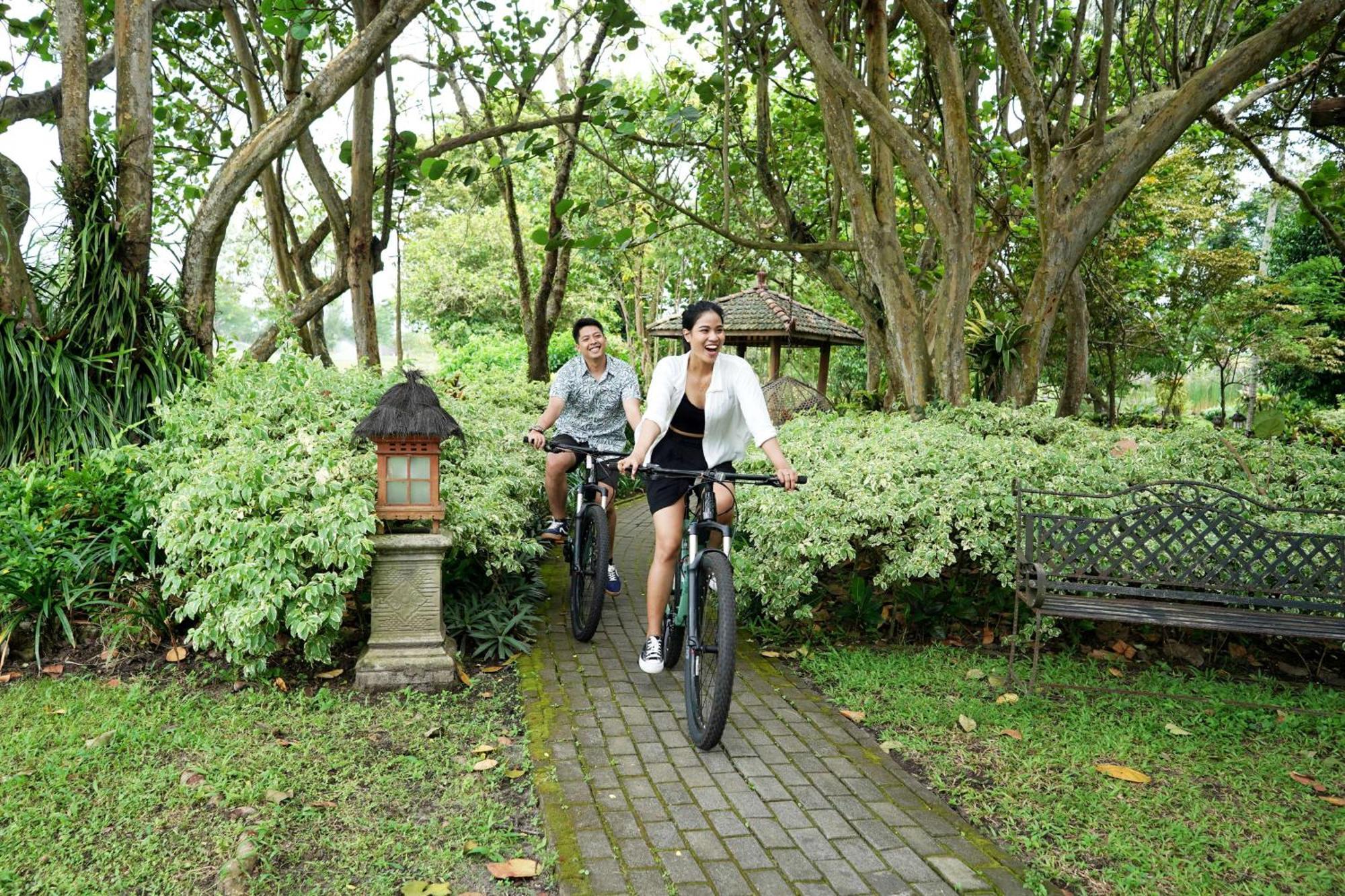 凯悦日惹酒店 斯勒曼 外观 照片 Cycling at the park