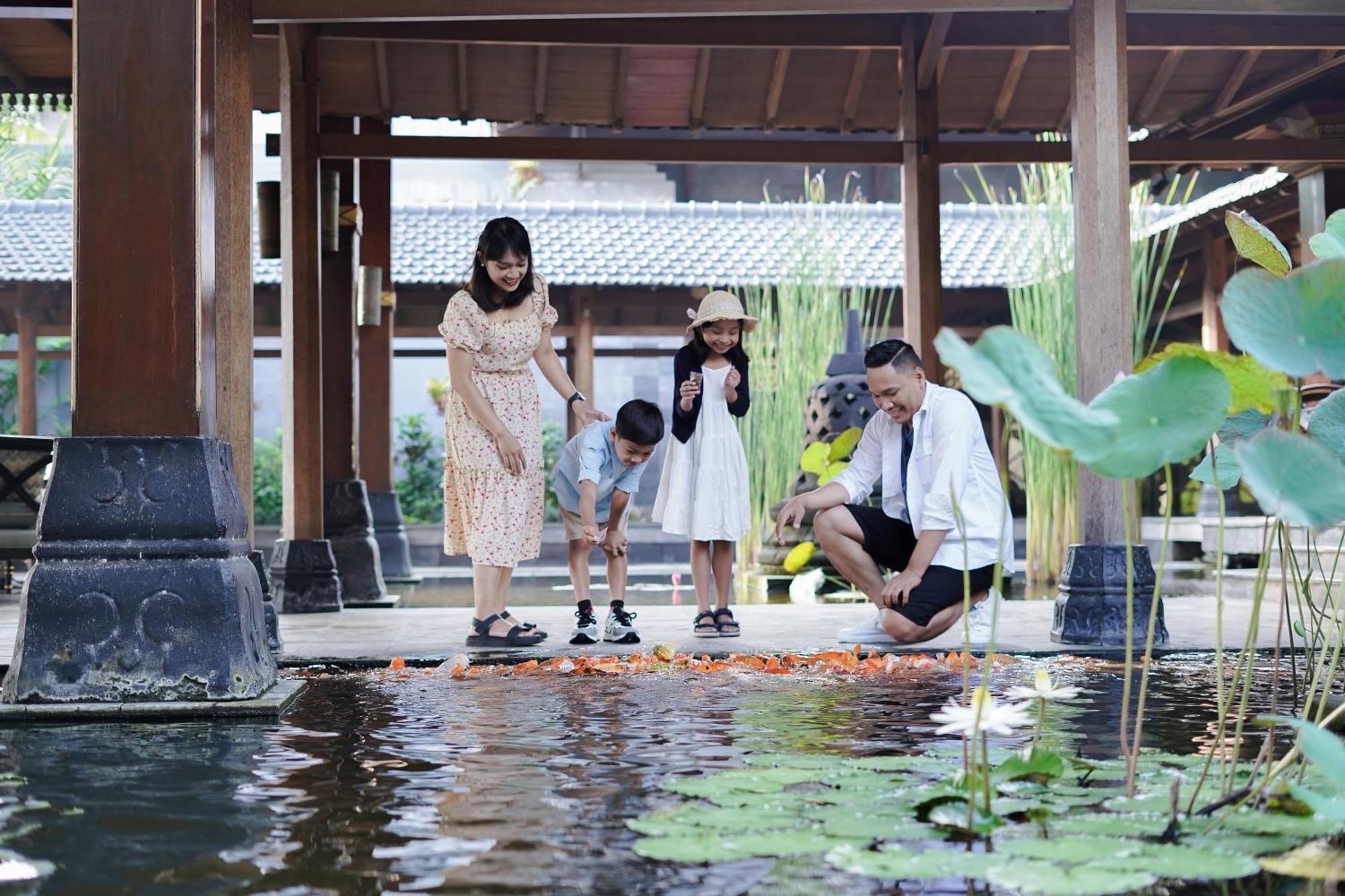 凯悦日惹酒店 斯勒曼 外观 照片 Family at the Lotus Pond
