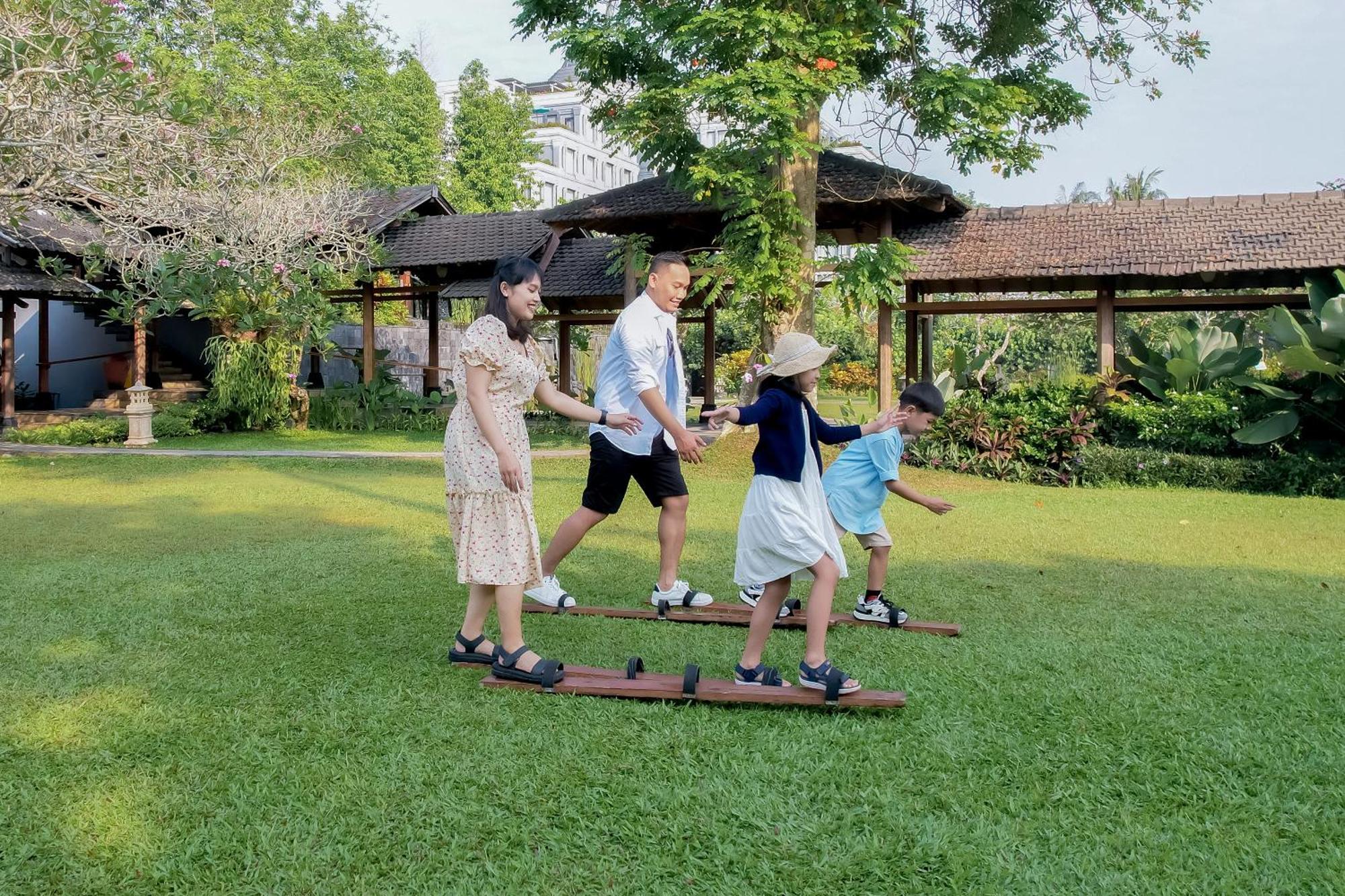 凯悦日惹酒店 斯勒曼 外观 照片 A family playing the game